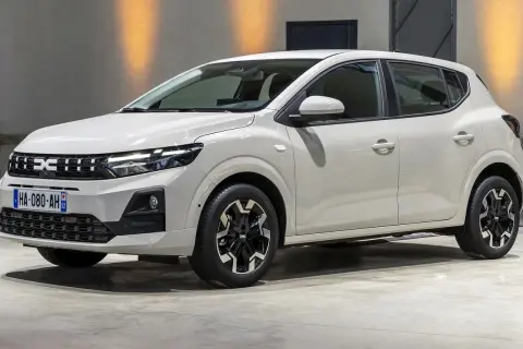 Biała Dacia Sandero 2025 z nowoczesnym grillem i felgami. Gotowa na miejskie przygody.