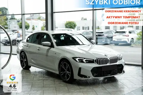 Białe BMW 318i z podgrzewaną kierownicą i fotelami, aktywnym tempomatem. Szybki odbiór w salonie.