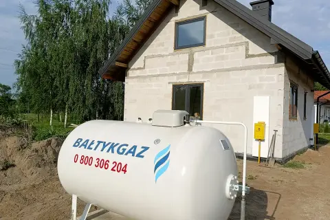Duży zbiornik na gaz LPG przed budowanym domem. Zastanawiasz się, ile waży gaz LPG? Ten zbiornik czeka na wypełnienie.