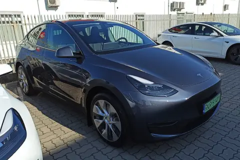 Tesla ile kWh: Jak efektywne są modele Tesla w zużyciu energii?
