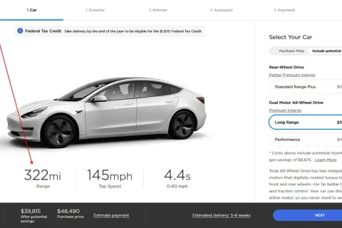 Biały Tesla Model 3 z zasięgiem 322 mil, prędkością maksymalną 145 mph i przyspieszeniem 4,4s. Wybierz wersję Long Range, by poczuć pełnię mocy silnika.