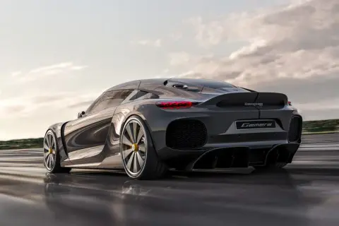 Szary Koenigsegg Gemera na drodze. Zastanawiasz się nad Koenigsegg Gemera cena?