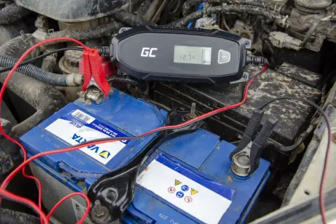 Ładowarka GC podłączona do akumulatora VARTA pokazuje 12.7V. Sprawdzamy, jak szybko alternator ładuje akumulator.