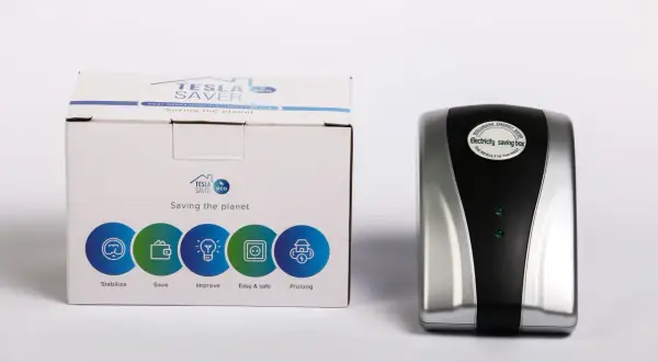 Pudełko z napisem "Tesla Saver Eco" i urządzenie do oszczędzania energii elektrycznej.
