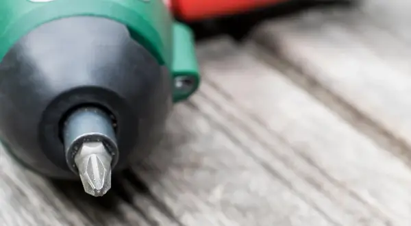 Jak działa sprzęgło wkrętarki i jak uniknąć uszkodzeń materiału