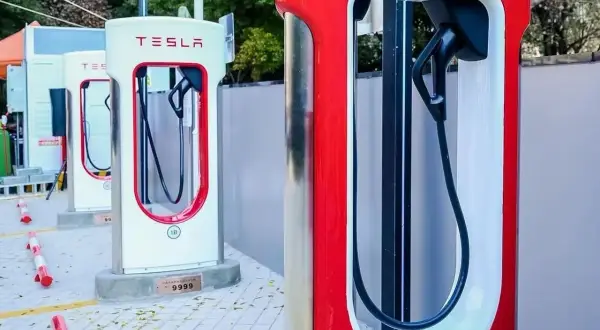 Czy Tesla potrzebuje benzyny? Odkryj prawdę o samochodach elektrycznych