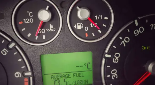 Wskaźniki pokazują temperaturę silnika, poziom paliwa i średnie spalanie 73.5L/100km.