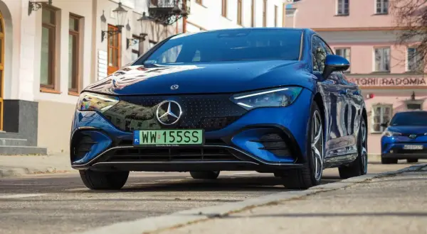 Elegancki, granatowy Mercedes EQE na ulicy.
