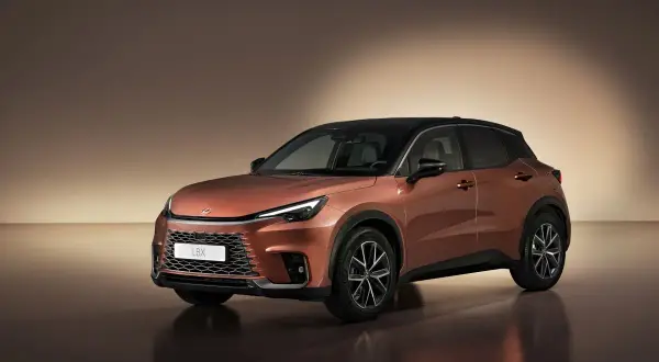 Pomarańczowy Lexus LBX z czarnym dachem, prezentujący swoje kompaktowe wymiary.