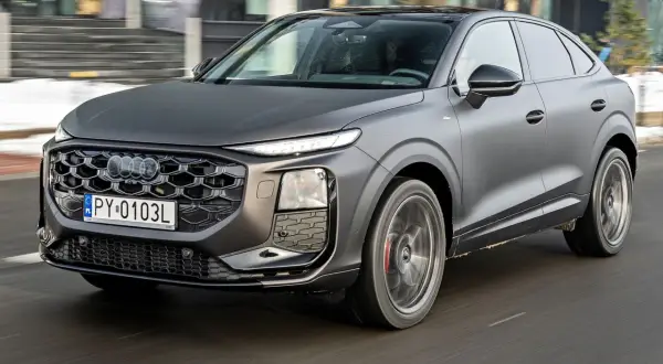 Szary Audi Q3 Sportback w ruchu. Sprawdź aktualną audi q3 cena i ofertę.