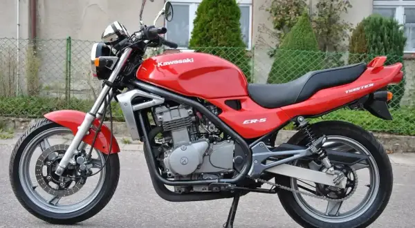 Czerwony Kawasaki ER-5, gotowy na przygodę.