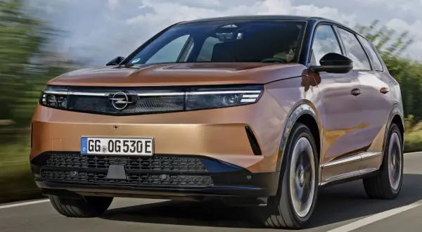 Brązowy Opel Grandland w ruchu. Sprawdź atrakcyjną opel grandland cenę i odkryj jego możliwości.