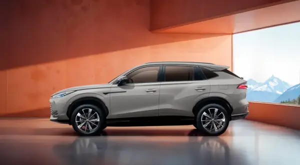 Elegancki, szary SUV MG. Sprawdź jego cenę i możliwości.