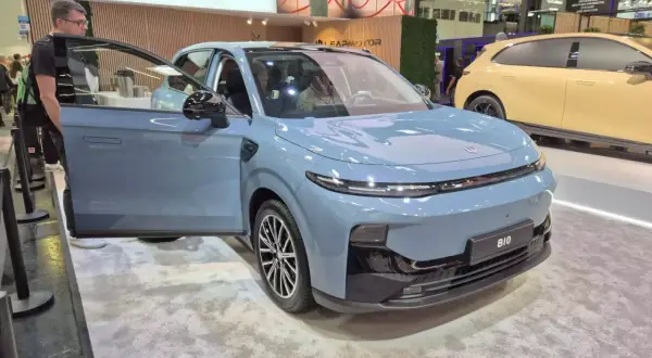 Niebieski hatchback B10 z otwartymi drzwiami, obok żółtego samochodu. To jest właśnie hatchback co to za typ auta.