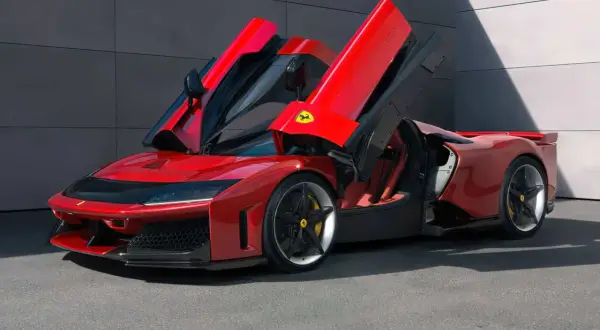 Czerwone Ferrari F80 z otwartymi drzwiami typu "gullwing", gotowe do startu.