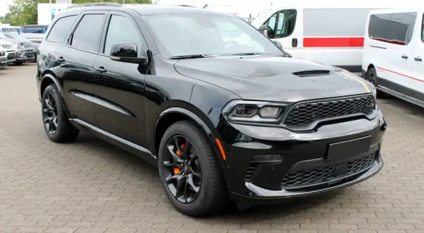 Czarny Dodge Durango 5.7 Hemi z pomarańczowymi zaciskami hamulcowymi, gotowy na przygodę.