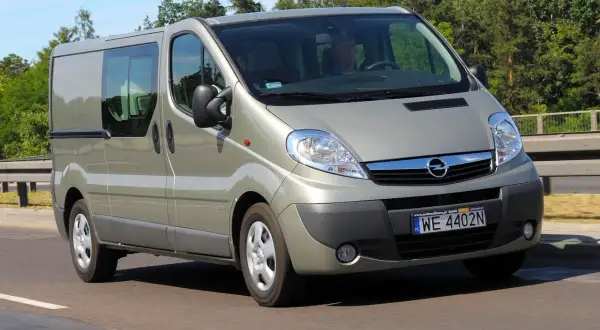 Srebrny Opel Vivaro 2.0 CDTI w ruchu drogowym, z kierowcą za kierownicą.