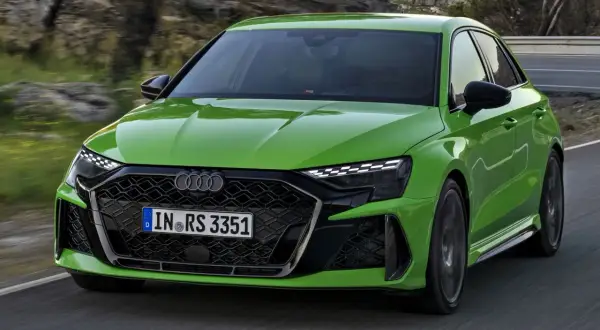 Zielony Audi RS3 na drodze. Sprawdź atrakcyjną audi rs3 cena i poczuj moc.