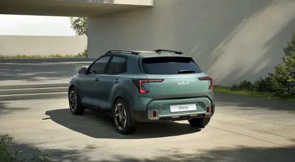 Zielony Kia Stonic z tyłu, nowoczesny design. Sprawdź atrakcyjną kia stonic cena i wyposażenie.