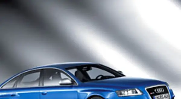 Niebieski Audi RS6 sedan, sportowa limuzyna z charakterystycznym grillem i reflektorami, gotowa do dynamicznej jazdy.