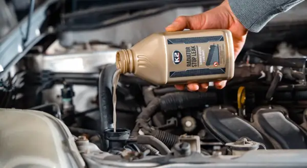 Wlewam płyn K2 Radiator Stop Leak do chłodnicy Hondy Civic VIII. To rozwiązanie na wycieki.