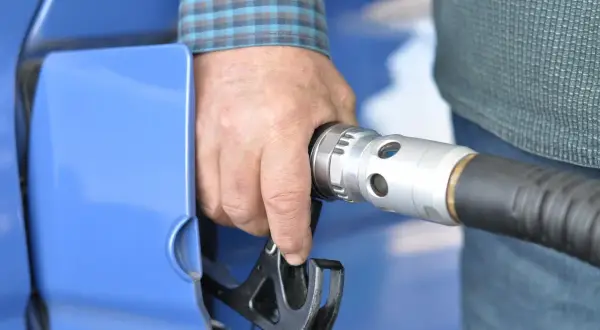 Dłoń trzymająca pistolet do tankowania gazu LPG. Słychać pikanie gazu LPG od razu po włączeniu.