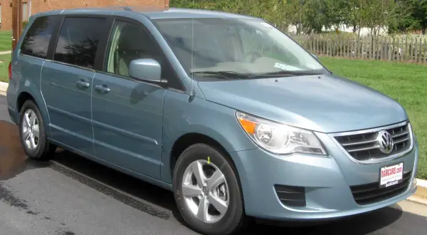 Niebieski VW Routan stoi na drodze.