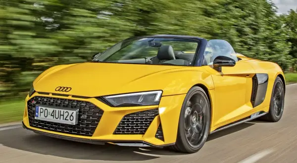 Żółte Audi R8 Spyder w ruchu. Sprawdź aktualną audi r8 cena i poczuj wolność.