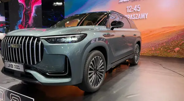 Nowoczesny, szary SUV Jaecoo J8 Super Hybrid prezentuje się na wystawie.