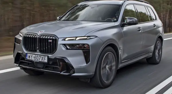 Szary BMW X7 M Sport w ruchu. Sprawdź aktualną bmw x7 cena i dostępne konfiguracje.
