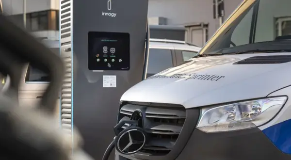 Samochód elektryczny podłączony do ładowarki Innogy. Czas ładowania samochodu elektrycznego w toku.