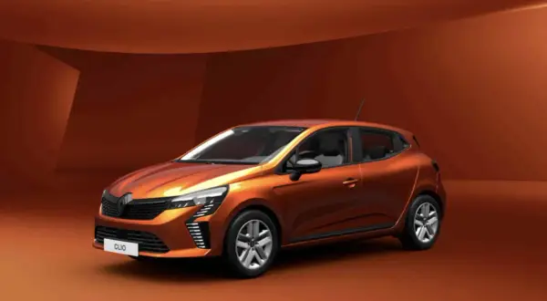 Pomarańczowy Renault Clio 2025 prezentuje nowoczesny design.