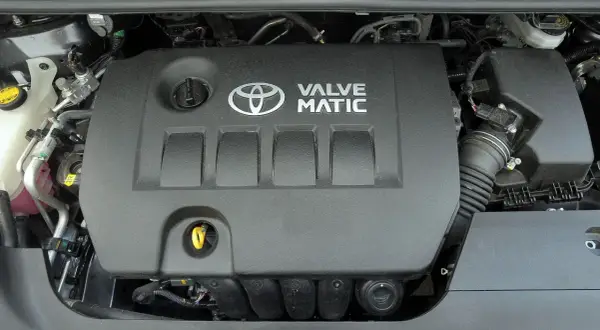 Silnik Valvematic w Toyota Verso 1.8 benzyna. Widoczny czarny plastikowy dekiel z logo Toyoty i napisem Valve Matic.
