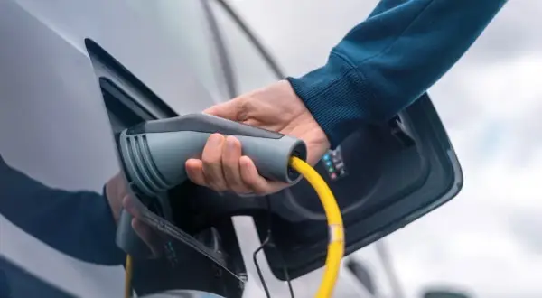 Kto przerabia samochody na elektryczne? Sprawdź najlepsze firmy w Polsce