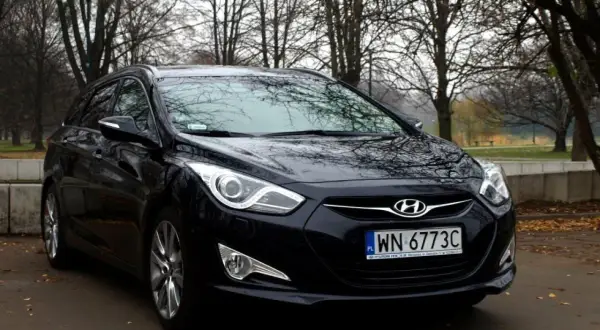 Czarny Hyundai i40 1.7 CRDi na tle jesiennego parku. Elegancki kombi gotowy na podróż.