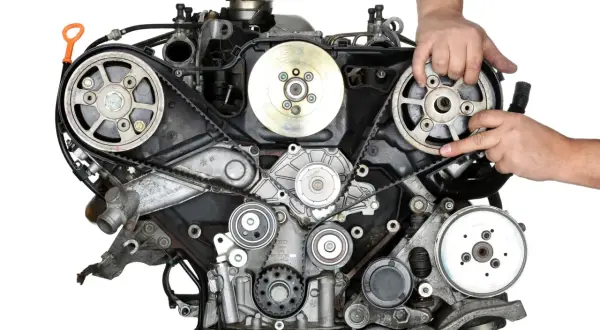 Mechanik sprawdza stan paska rozrządu w silniku 1.9 TDI. Dowiedz się, jaki jest wymiana rozrządu 1.9 tdi koszt.