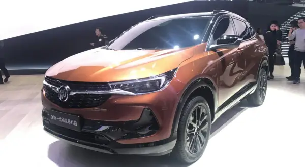 Nowy Buick Encore w miedzianym kolorze, prezentowany na wystawie.