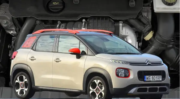 Nowy Citroen C3 2025 w beżowym kolorze z czerwonymi akcentami, prezentowany na tle silnika.