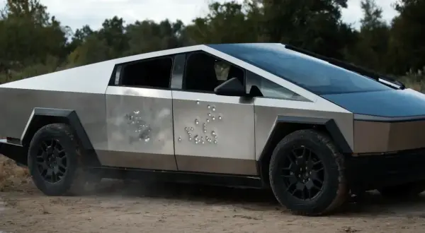Tesla Cybertruck z widocznymi śladami po kulach. Zastanawiasz się nad jego ceną?