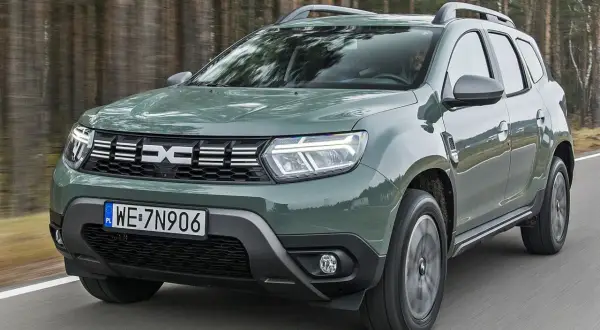 Zielony Dacia Duster 2024 na drodze. Sprawdź atrakcyjną dacia duster 2024 cena i wybierz swój nowy samochód.
