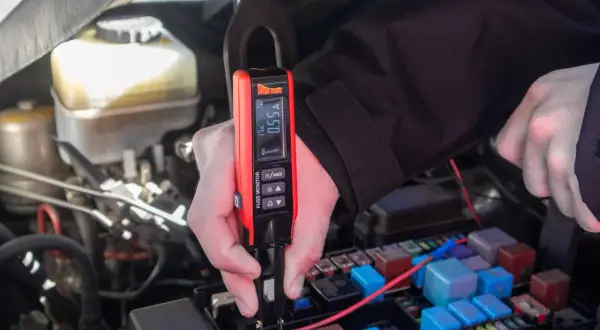 Diagnostyka i naprawa instalacji elektrycznych w aucie za pomocą testera obwodów.