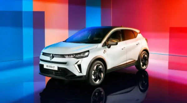Biały Renault Captur na tle kolorowych pasów. Zastanawiasz się, jaki silnik benzynowy wybrać do tego stylowego SUV-a?
