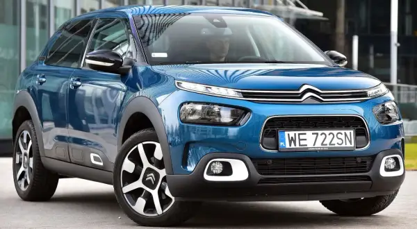 Niebieski, mały SUV dla kobiety, idealny do miasta. Elegancki i praktyczny, z nowoczesnym designem.
