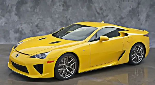 Żółty Lexus LFA, sportowy samochód marzeń. Jego cena jest wysoka, ale wrażenia z jazdy bezcenne.