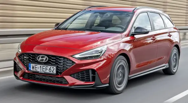 Czerwony Hyundai i30 N Line w wersji kombi w ruchu. Sprawdź atrakcyjną cenę nowego modelu!