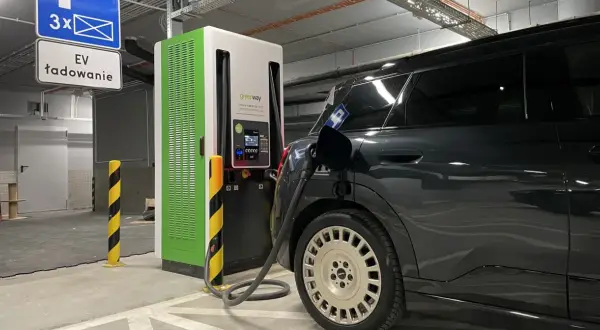 Ładowanie samochodu elektrycznego. Zastanawiasz się, ile energii potrzeba do ładowania samochodu elektrycznego? Stacja Greenway w garażu podziemnym.