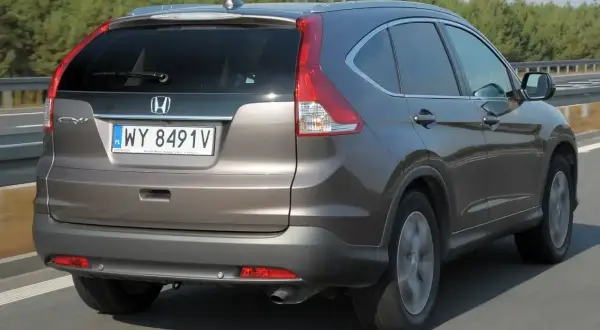 Brązowy Honda CR-V 2.0 benzyna w ruchu drogowym.