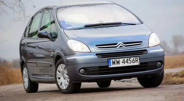 Szary Citroen Xsara Picasso z polskimi tablicami rejestracyjnymi WW 4456R na drodze.