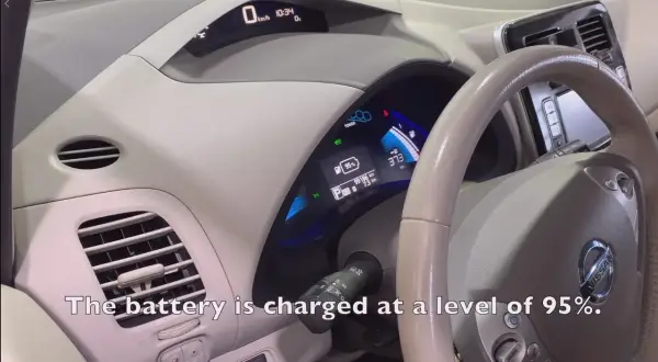 Wnętrze Nissana Leafa z naładowaną baterią na 95%. Idealne do codziennych podróży, a ubezpieczenie nissan leaf zapewni spokój.