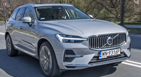 Srebrny Volvo XC60 w ruchu. Sprawdź aktualną volvo xc60 cena i wybierz swój wymarzony SUV.
